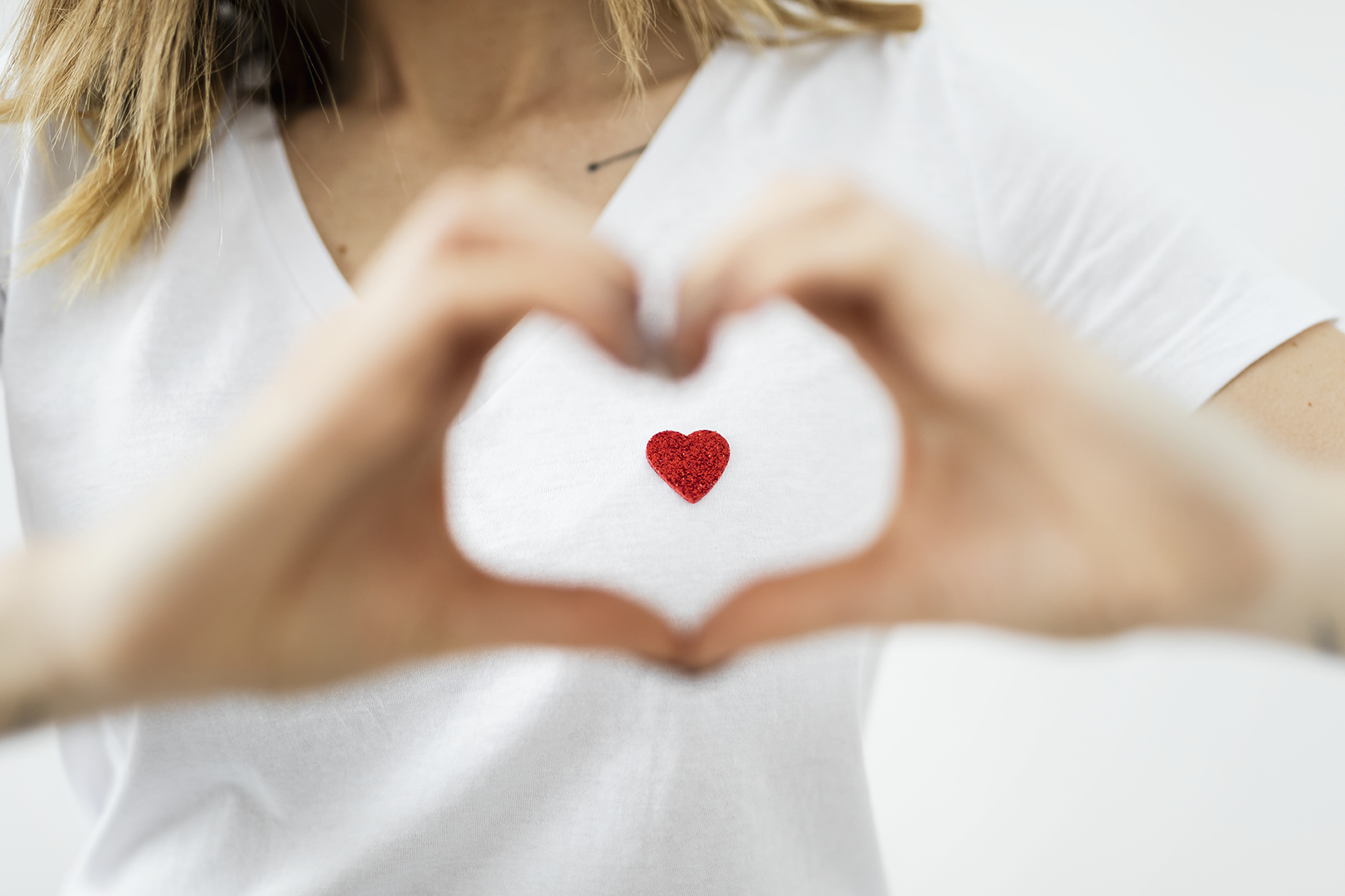 mujer-formando-un-corazon-con-sus-manos