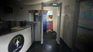 Fotografía de la recepción de Gym•Tec en Cartago, donde se muestra el nuevo arco detector de metales instalado junto al acceso principal, diseñado para garantizar un ambiente de entrenamiento seguro.