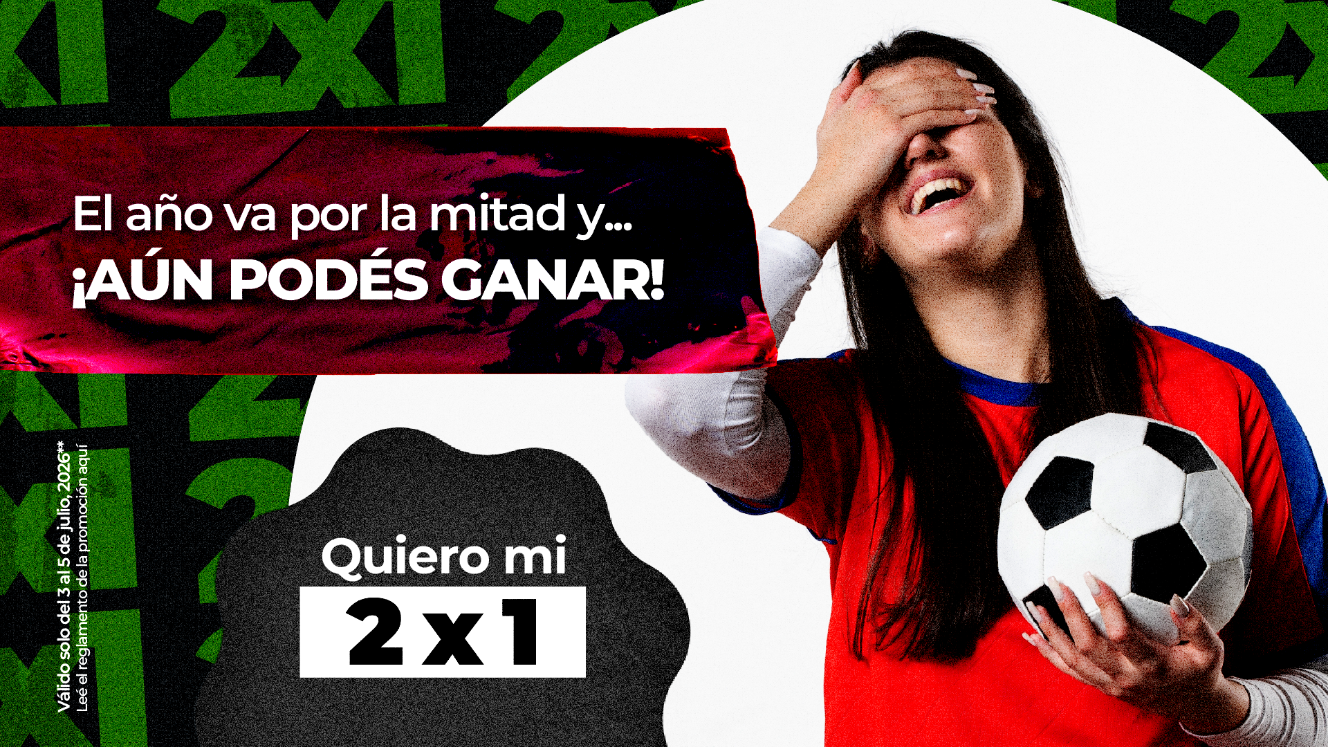 Banner promocional donde se muestra a una mujer con camiseta deportiva sosteniendo un balón de fútbol bajo el brazo, sonriendo con un gesto de alivio mientras cubre sus ojos con la mano y se incluyen los textos:  "El año va por la mitad y... ¡AÚN PODÉS GANAR!" junto con la frase "Quiero mi 2x1".